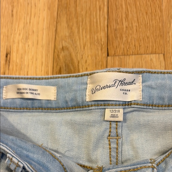 Universal Thread Women's Light Blue Distressed Jeans Size 30 - Picture 3 of 5